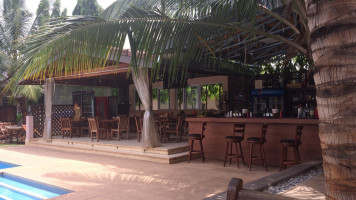 Momo's Pool outside